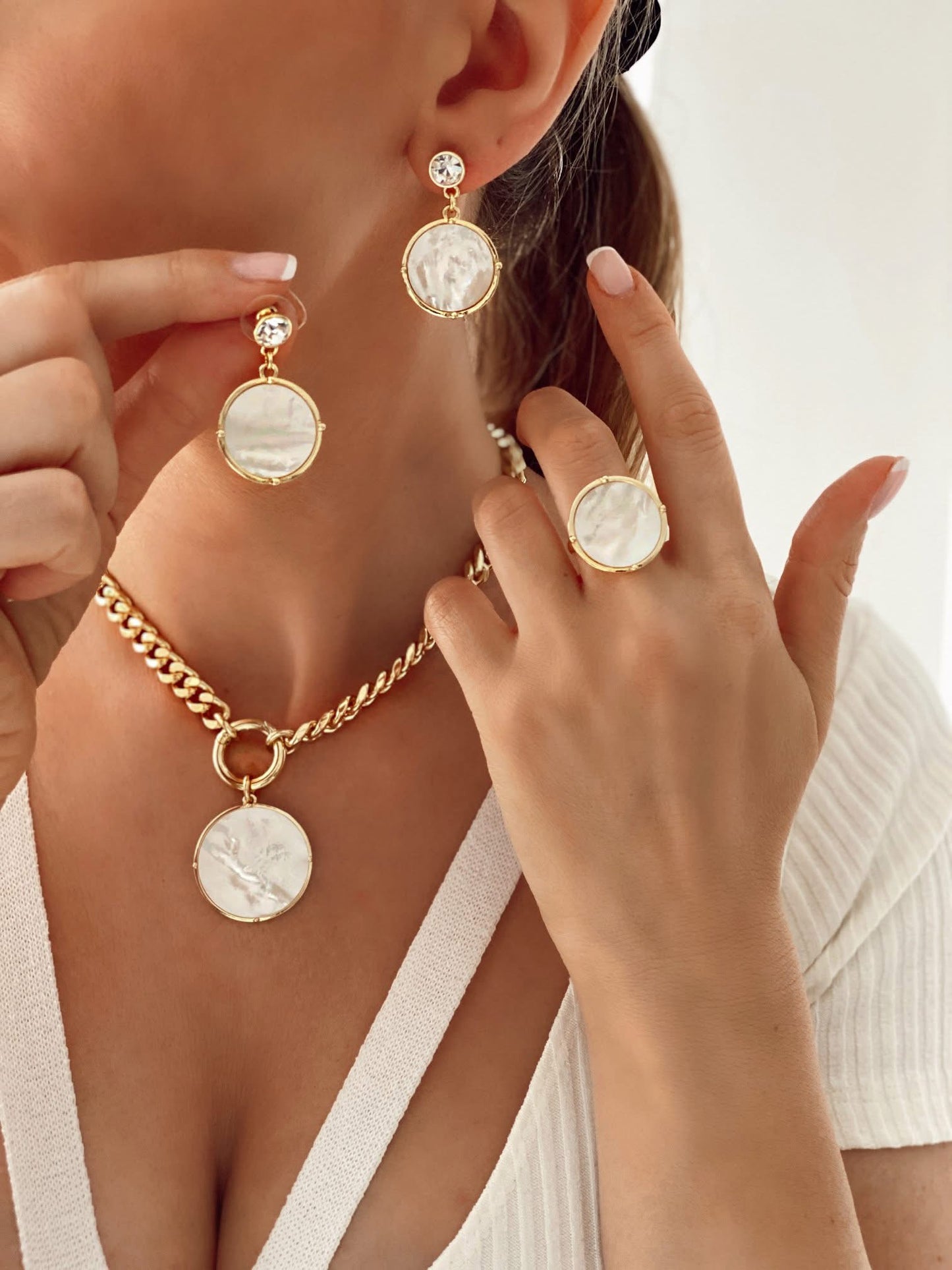 Statements Chain Necklace with Round Pearl Pendant