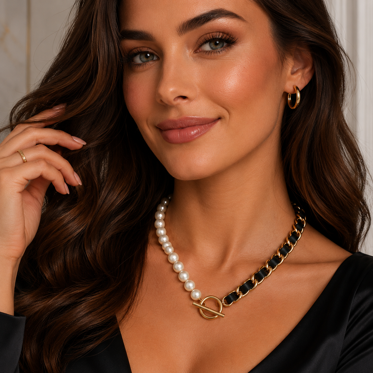 Elegant Neckline Necklace Made of Glass Pearls and Eco-Leather Chain